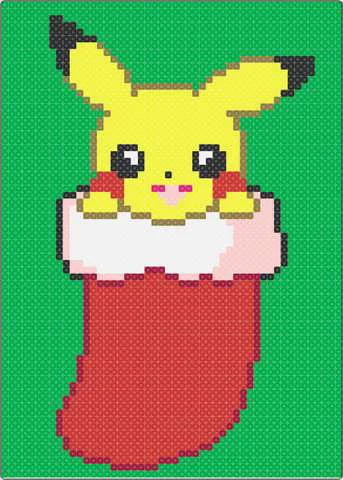 Pikachu i en julestrømpe som perleplate, på grønn bakgrunn